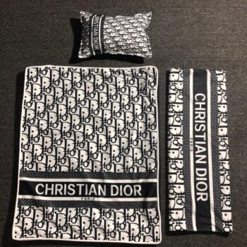 Panier pour chien Dior - 2025 - Doglovedesign : Vêtement et accessoires pour chiens Panier pour chien Dior - 2025 - Doglovedesign : Vêtement et accessoires pour chiens