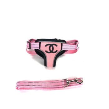 Accessoires de Luxe pour Chiens : Collier et Harnais Rose Chanel CC | 2024