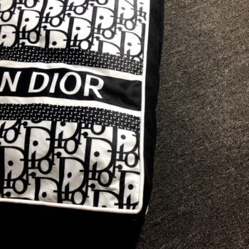 Panier pour chien Dior - 2025 - Doglovedesign : Vêtement et accessoires pour chiens Panier pour chien Dior - 2025 - Doglovedesign : Vêtement et accessoires pour chiens