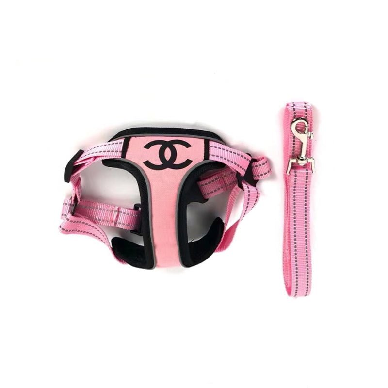 Accessoires de Luxe pour Chiens : Collier et Harnais Rose Chanel CC | 2024