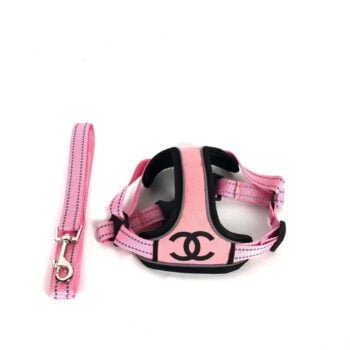 Accessoires de Luxe pour Chiens : Collier et Harnais Rose Chanel CC | 2024