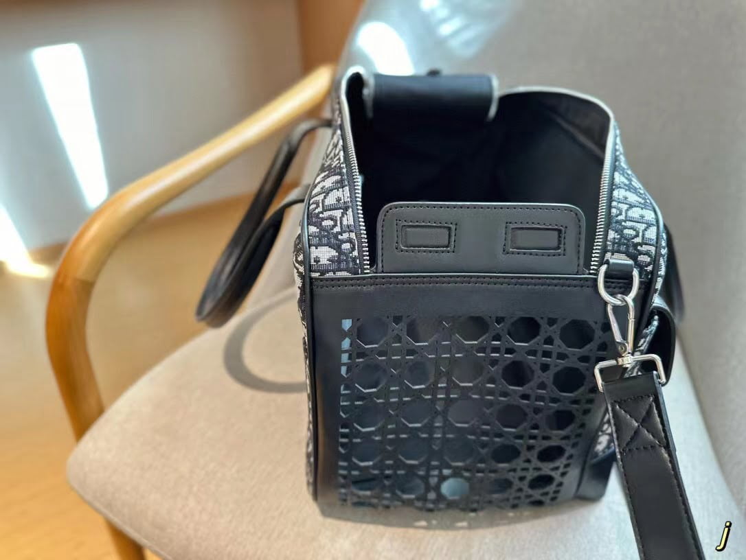 Sac de transport Dior : Le luxe à portée de patte | 2024