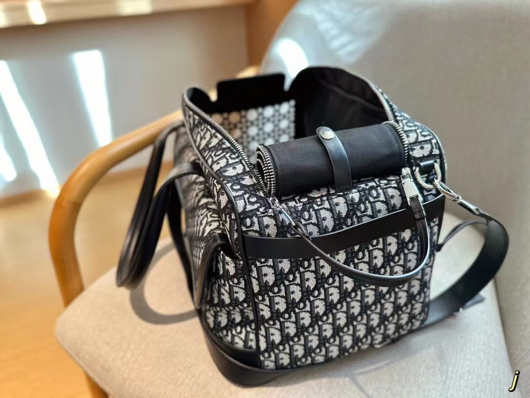 Sac de transport Dior : Le luxe à portée de patte | 2024