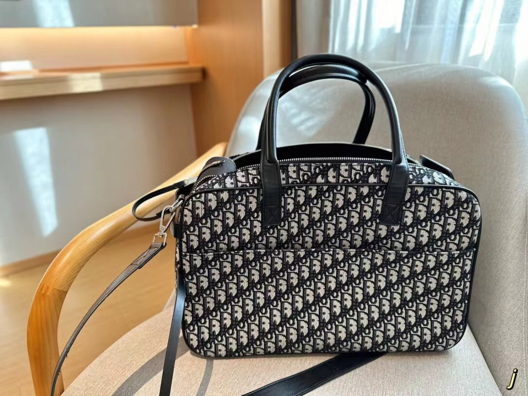 Sac de transport Dior : Le luxe à portée de patte | 2024