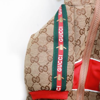 Manteau chien luxe : Capuche rouge Gucci - Édition limitée | 2025